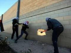 شبان يحدثون ثغرة في جدار الفصل شرق قلقيلية