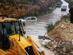 الدفاع المدني ينقذ سائقا علقت مركبته في تجمع للمياه شمال رام الله