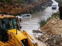 الدفاع المدني ينقذ سائقا علقت مركبته في تجمع للمياه شمال رام الله