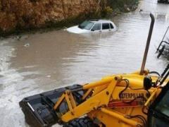 الدفاع المدني ينقذ سائقا علقت مركبته في تجمع للمياه شمال رام الله