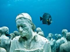 400 عمل نحتي تحت البحر تخلّد أرواح اللاجيئن الغرقى: هدية لـ«الطحالب»