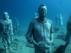 400 عمل نحتي تحت البحر تخلّد أرواح اللاجيئن الغرقى: هدية لـ«الطحالب»