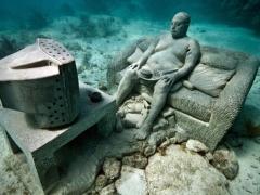 400 عمل نحتي تحت البحر تخلّد أرواح اللاجيئن الغرقى: هدية لـ«الطحالب»