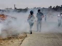 الاحتلال يطلق قنابل الغاز على استاد الخضر أثناء مباراة كرة قدم