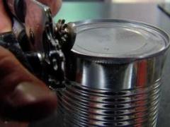 سيدة تفتح علبة فاصولياء.. شاهد ماذا وجدت بداخلها!