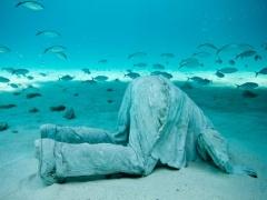 400 عمل نحتي تحت البحر تخلّد أرواح اللاجيئن الغرقى: هدية لـ«الطحالب»