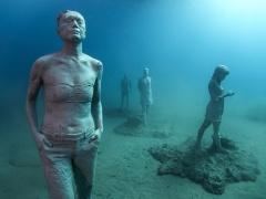 400 عمل نحتي تحت البحر تخلّد أرواح اللاجيئن الغرقى: هدية لـ«الطحالب»