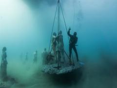 400 عمل نحتي تحت البحر تخلّد أرواح اللاجيئن الغرقى: هدية لـ«الطحالب»