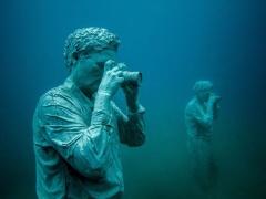 400 عمل نحتي تحت البحر تخلّد أرواح اللاجيئن الغرقى: هدية لـ«الطحالب»