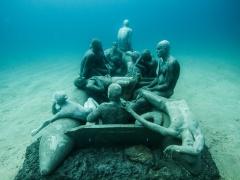 400 عمل نحتي تحت البحر تخلّد أرواح اللاجيئن الغرقى: هدية لـ«الطحالب»