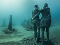 400 عمل نحتي تحت البحر تخلّد أرواح اللاجيئن الغرقى: هدية لـ«الطحالب»