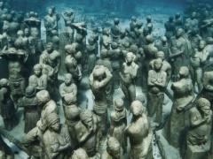 400 عمل نحتي تحت البحر تخلّد أرواح اللاجيئن الغرقى: هدية لـ«الطحالب»