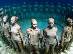 400 عمل نحتي تحت البحر تخلّد أرواح اللاجيئن الغرقى: هدية لـ«الطحالب»