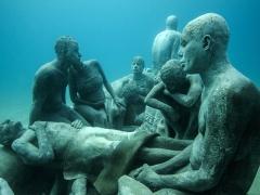 400 عمل نحتي تحت البحر تخلّد أرواح اللاجيئن الغرقى: هدية لـ«الطحالب»