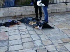 فيديو - استشهاد فلسطيني بعد إطلاق النار عليه بدعوى طعن اسرائيليين