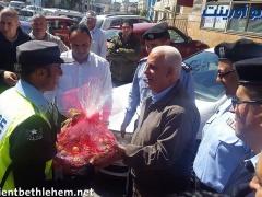 المحافظ جبرين البكري يكرم الشرطي السريع في بيت لحم