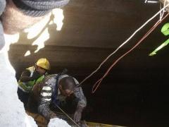 الدفاع المدني ينقذ مواطن عالق داخل بئر إرتوازي في بلدة بديا