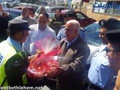 المحافظ جبرين البكري يكرم الشرطي السريع في بيت لحم