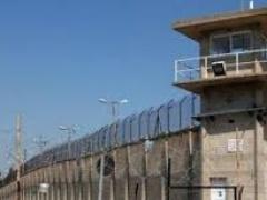 الاحتلال يغلق قسم 11 في سجن 