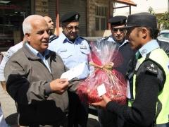 المحافظ جبرين البكري يكرم الشرطي السريع في بيت لحم