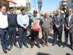 المحافظ جبرين البكري يكرم الشرطي السريع في بيت لحم