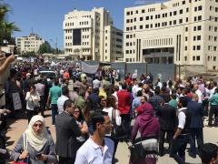 بالصور - الالاف يتظاهرون أمام مجلس الوزراء رفضا لقانون الضمان