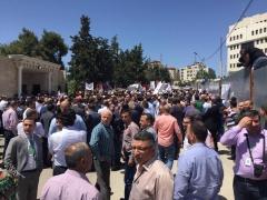 بالصور - الالاف يتظاهرون أمام مجلس الوزراء رفضا لقانون الضمان