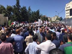 بالصور - الالاف يتظاهرون أمام مجلس الوزراء رفضا لقانون الضمان