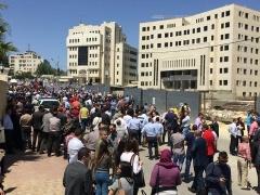 بالصور - الالاف يتظاهرون أمام مجلس الوزراء رفضا لقانون الضمان