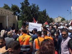 بالصور - الالاف يتظاهرون أمام مجلس الوزراء رفضا لقانون الضمان