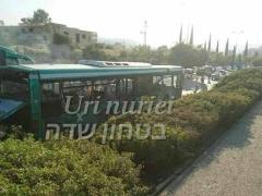 (مُحدّث) صور وفيديو - اصابة 15 اسرائيلياً في حريق داخل حافلة بالقدس