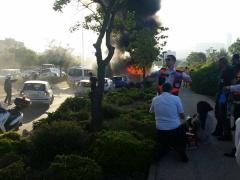 (مُحدّث) صور وفيديو - اصابة 15 اسرائيلياً في حريق داخل حافلة بالقدس