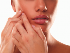 ان كنت ممن يحبون فقأ البثور.. ستذهلك هذه المعلومة!