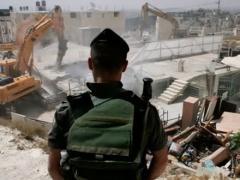 الاحتلال يشن حملة اعتقالات ومداهمات وهدم منازل في محافظات الضفة