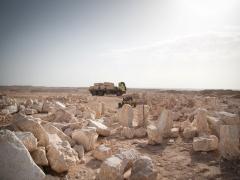 عتّالو الحجارة: ظهورٌ محنية تحت الشمس