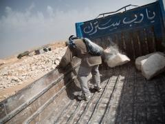 عتّالو الحجارة: ظهورٌ محنية تحت الشمس