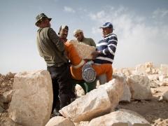 عتّالو الحجارة: ظهورٌ محنية تحت الشمس