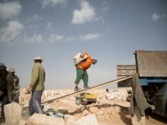 عتّالو الحجارة: ظهورٌ محنية تحت الشمس