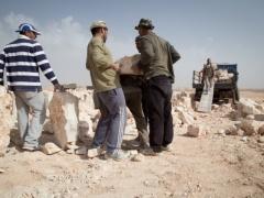 عتّالو الحجارة: ظهورٌ محنية تحت الشمس