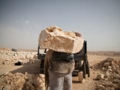 عتّالو الحجارة: ظهورٌ محنية تحت الشمس