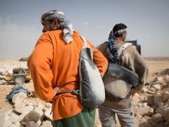 عتّالو الحجارة: ظهورٌ محنية تحت الشمس