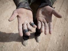 عتّالو الحجارة: ظهورٌ محنية تحت الشمس