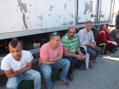 العاملون في شركة خميس التجارية في بيت جالا يعتصمون ويعلنون الإضراب المفتوح