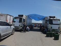 العاملون في شركة خميس التجارية في بيت جالا يعتصمون ويعلنون الإضراب المفتوح