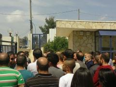 العاملون في شركة خميس التجارية في بيت جالا يعتصمون ويعلنون الإضراب المفتوح