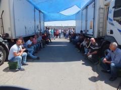 العاملون في شركة خميس التجارية في بيت جالا يعتصمون ويعلنون الإضراب المفتوح