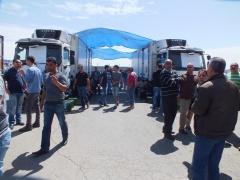 العاملون في شركة خميس التجارية في بيت جالا يعتصمون ويعلنون الإضراب المفتوح