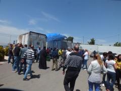 العاملون في شركة خميس التجارية في بيت جالا يعتصمون ويعلنون الإضراب المفتوح