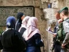 الاحتلال يبعد زوجة أسير مقدسي إلى الضفة