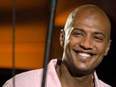 فنّان مصري شهير يكشف عن إصابته بورم في المخ!